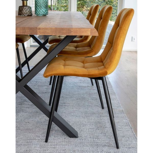 Chaise de salle à manger en velours jaune moutarde avec pieds noirs