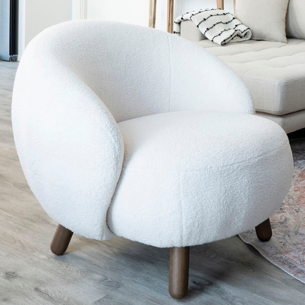 Savona Lounge Chair - Chaise longue blanche en peau de mouton artificielle avec pieds en noyer