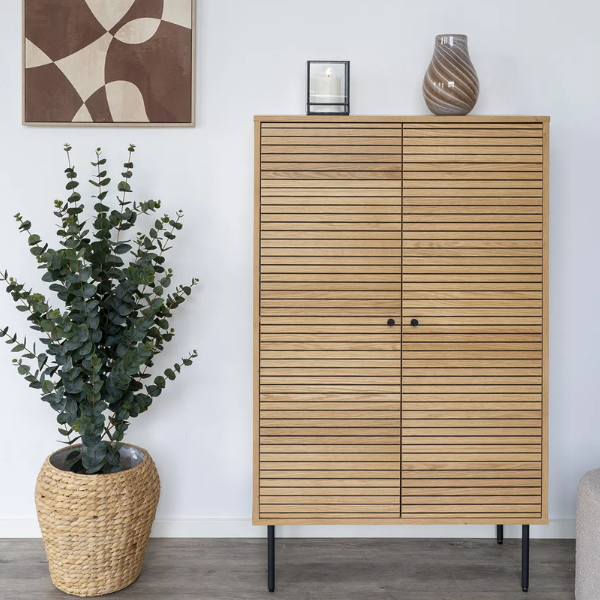 Buffet haut en chêne Kyoto avec pieds en métal noir