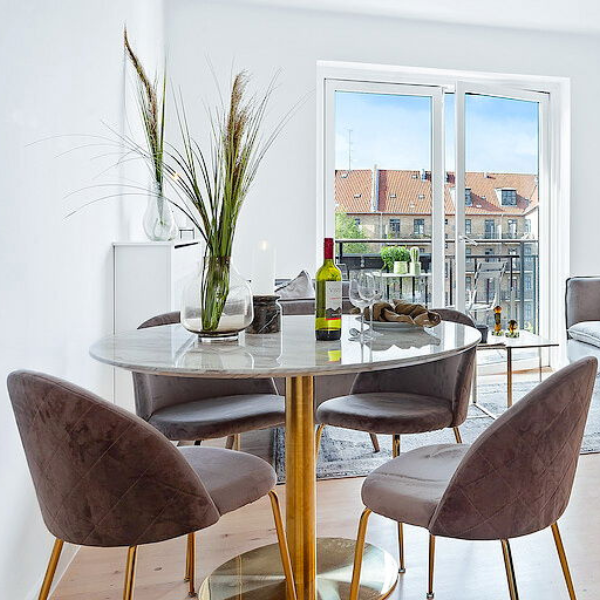 Table de salle à manger en marbre blanc avec pieds en laiton