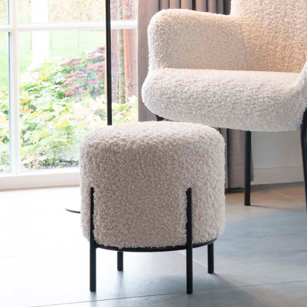 Pouf en peau d'agneau artificielle blanche avec pieds noirs