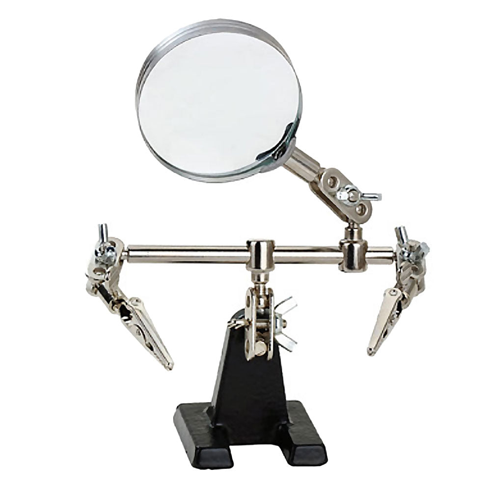 Aider les mains avec de la loupe